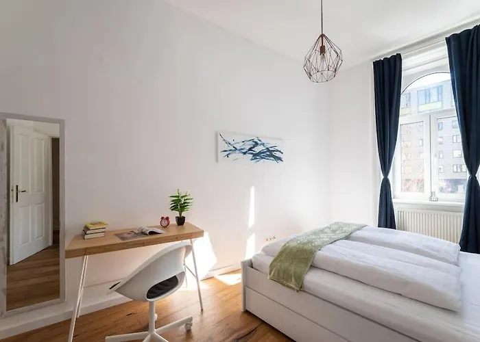 Spacious 2br By Metro And Center By Hm Wien